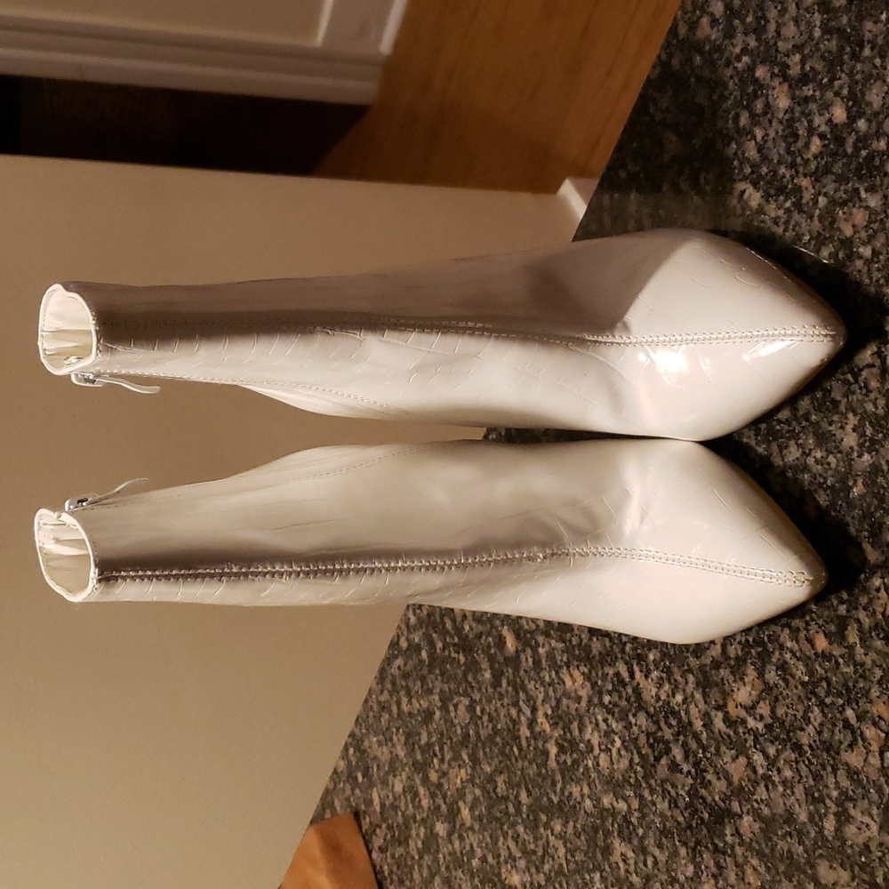 PrettyLittle Thing Boot - Picture 2 of 11